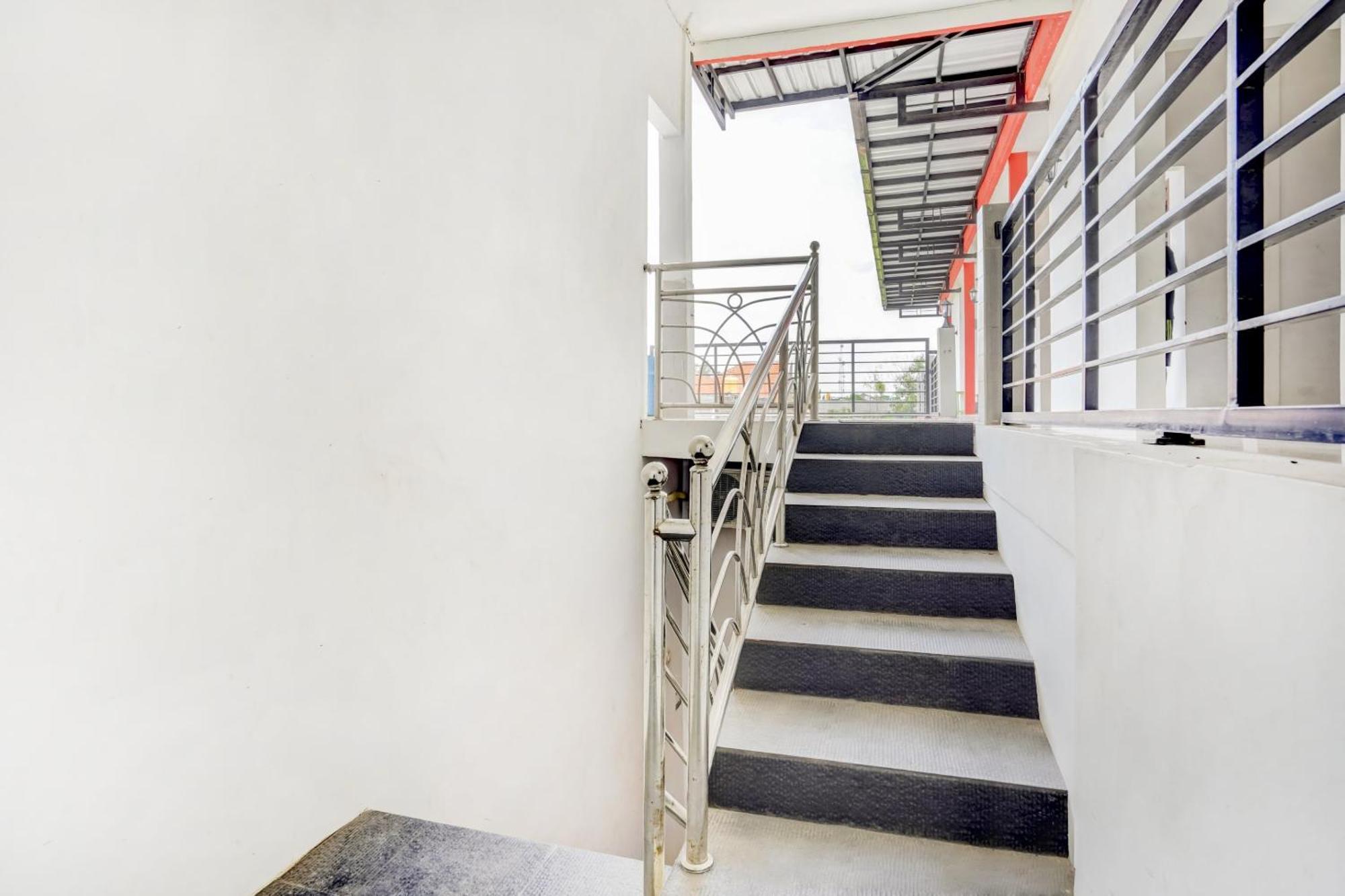 Lamongan Super Oyo 3702 Homestay Bougenville Syariah מראה חיצוני תמונה