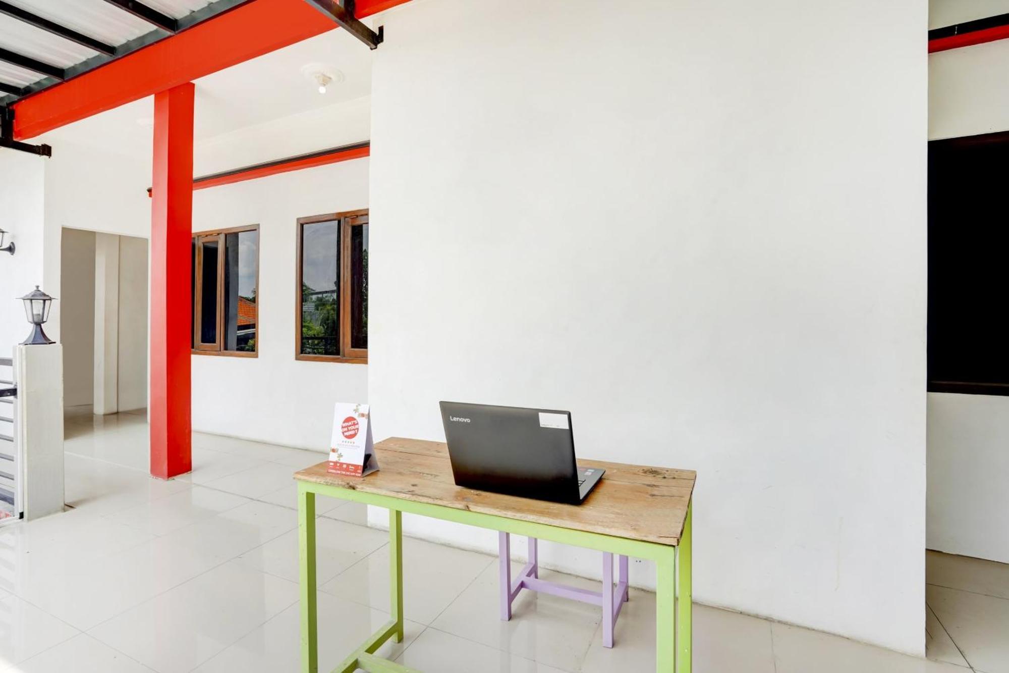 Lamongan Super Oyo 3702 Homestay Bougenville Syariah מראה חיצוני תמונה